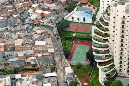 citta-poverta-ricchezza-piscina-favela